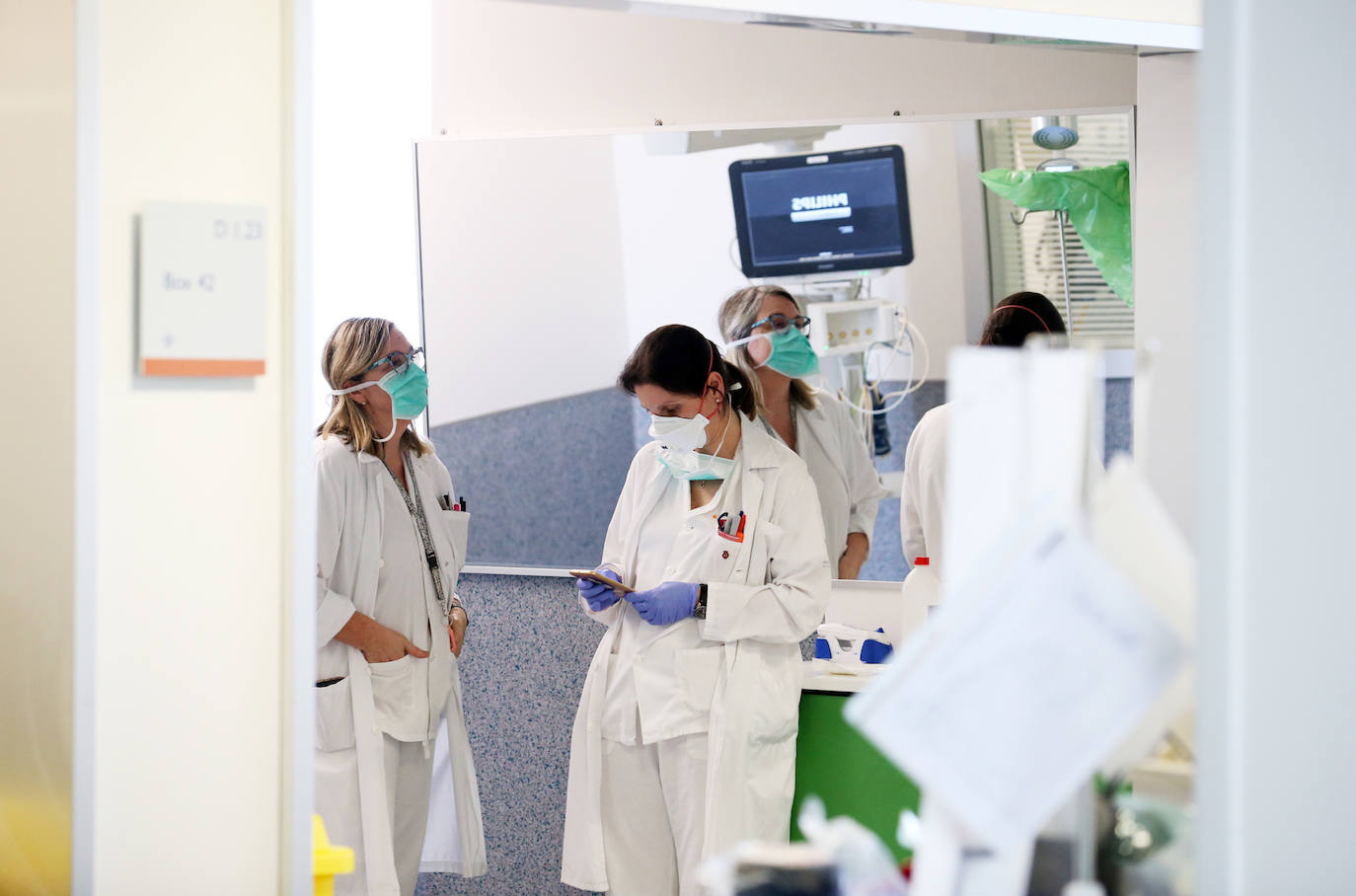 Los casos más graves de la pandemia del coronavirus en Asturias recaen sobre sus espaldas. Son los profesionales la Unidad de Cuidados Intensivos (UCI) del Hospital Universitario Central de Asturias. Ellos viven en directo las historias más dramáticas que deja el COVID-19 en la región pero también los casos más esperanzadores. Porque son muchos quienes, pese a las situaciones más delicadas, vencen al virus y salen de la unidad entre aplausos. EL COMERCIO ha llevado su objetivo este escenario para conocer el intenso y heroico trabajo de sus profesionales. Así es su día a día.