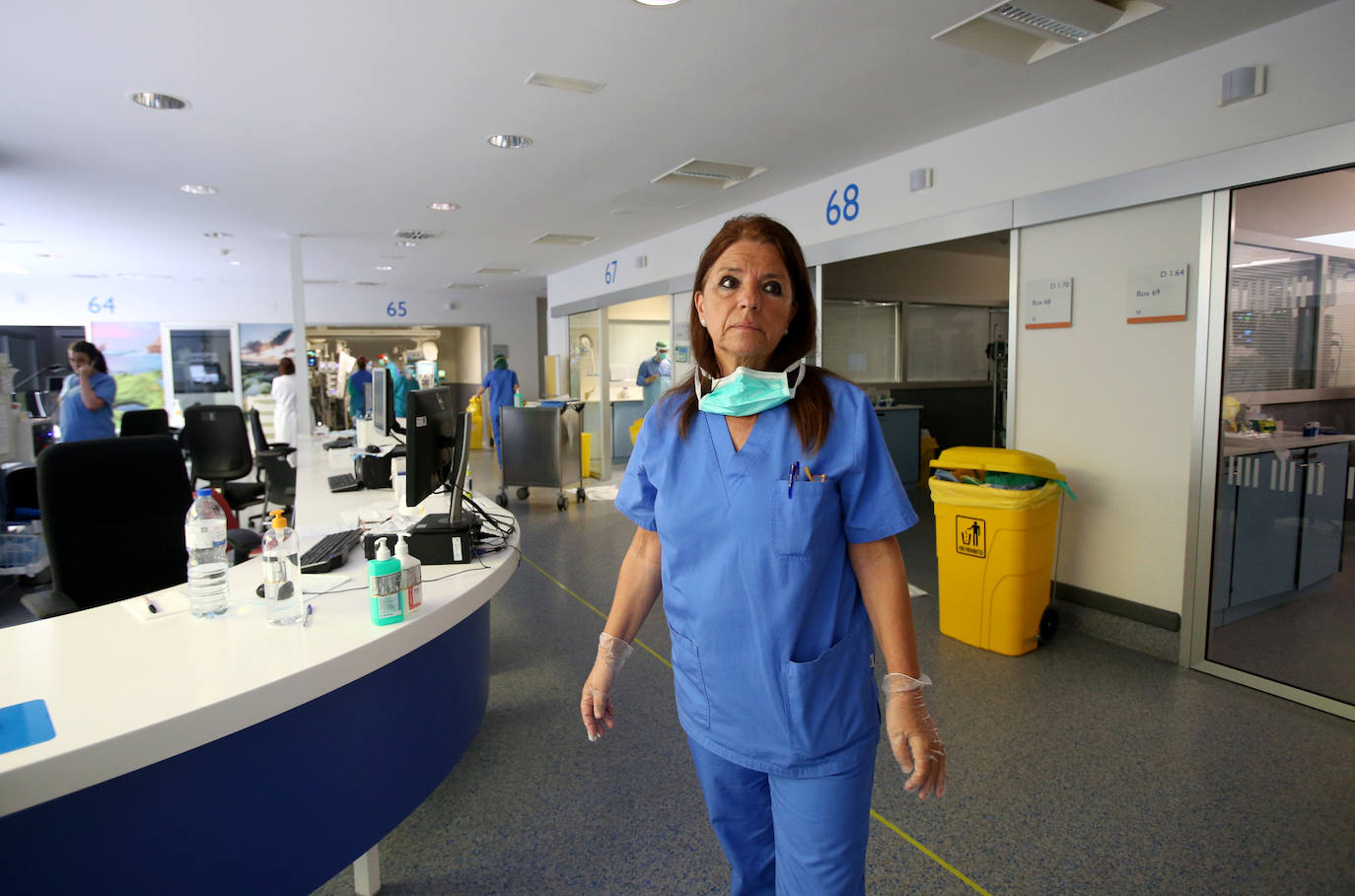 Los casos más graves de la pandemia del coronavirus en Asturias recaen sobre sus espaldas. Son los profesionales la Unidad de Cuidados Intensivos (UCI) del Hospital Universitario Central de Asturias. Ellos viven en directo las historias más dramáticas que deja el COVID-19 en la región pero también los casos más esperanzadores. Porque son muchos quienes, pese a las situaciones más delicadas, vencen al virus y salen de la unidad entre aplausos. EL COMERCIO ha llevado su objetivo este escenario para conocer el intenso y heroico trabajo de sus profesionales. Así es su día a día.