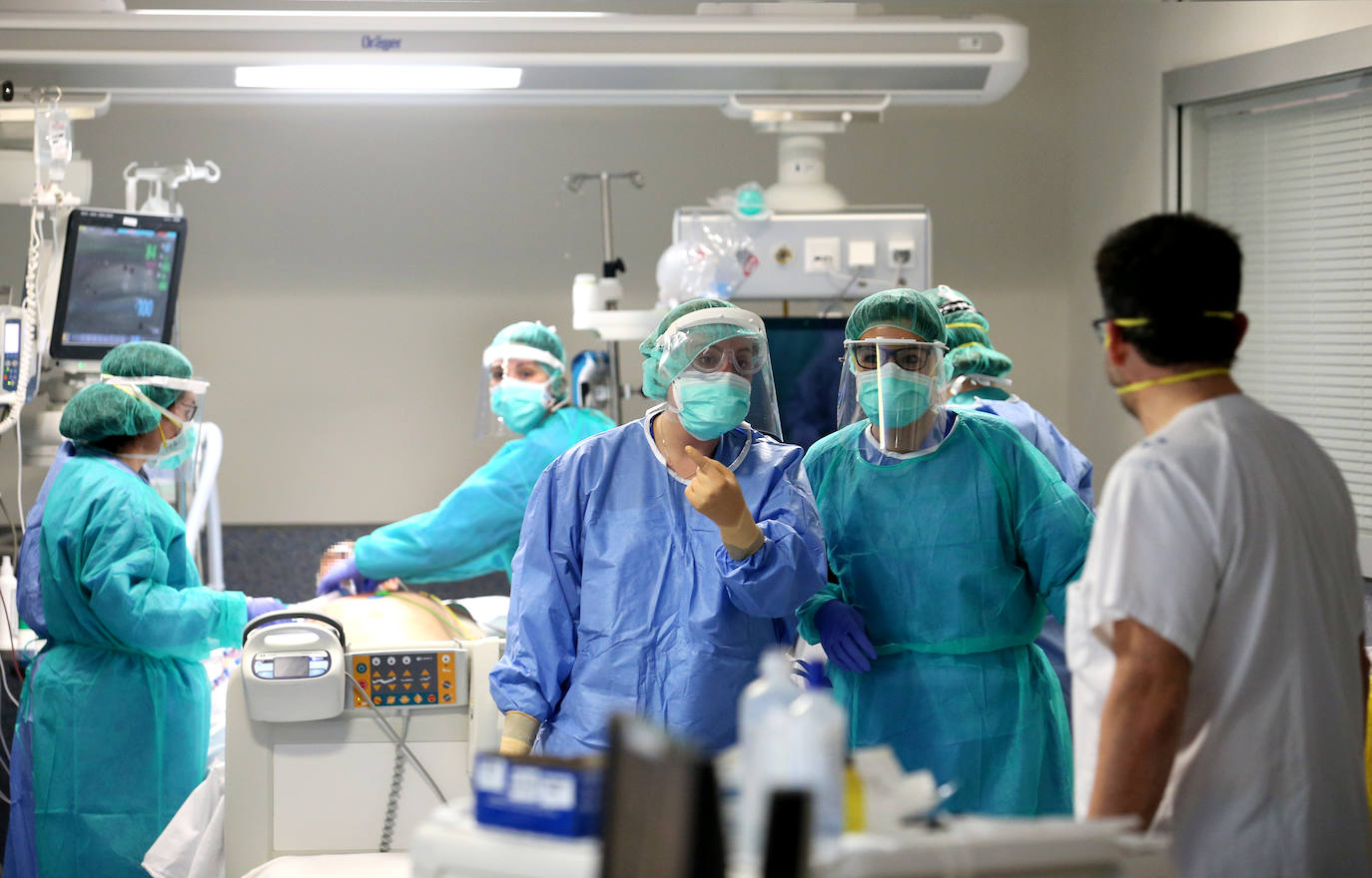 Los casos más graves de la pandemia del coronavirus en Asturias recaen sobre sus espaldas. Son los profesionales la Unidad de Cuidados Intensivos (UCI) del Hospital Universitario Central de Asturias. Ellos viven en directo las historias más dramáticas que deja el COVID-19 en la región pero también los casos más esperanzadores. Porque son muchos quienes, pese a las situaciones más delicadas, vencen al virus y salen de la unidad entre aplausos. EL COMERCIO ha llevado su objetivo este escenario para conocer el intenso y heroico trabajo de sus profesionales. Así es su día a día.