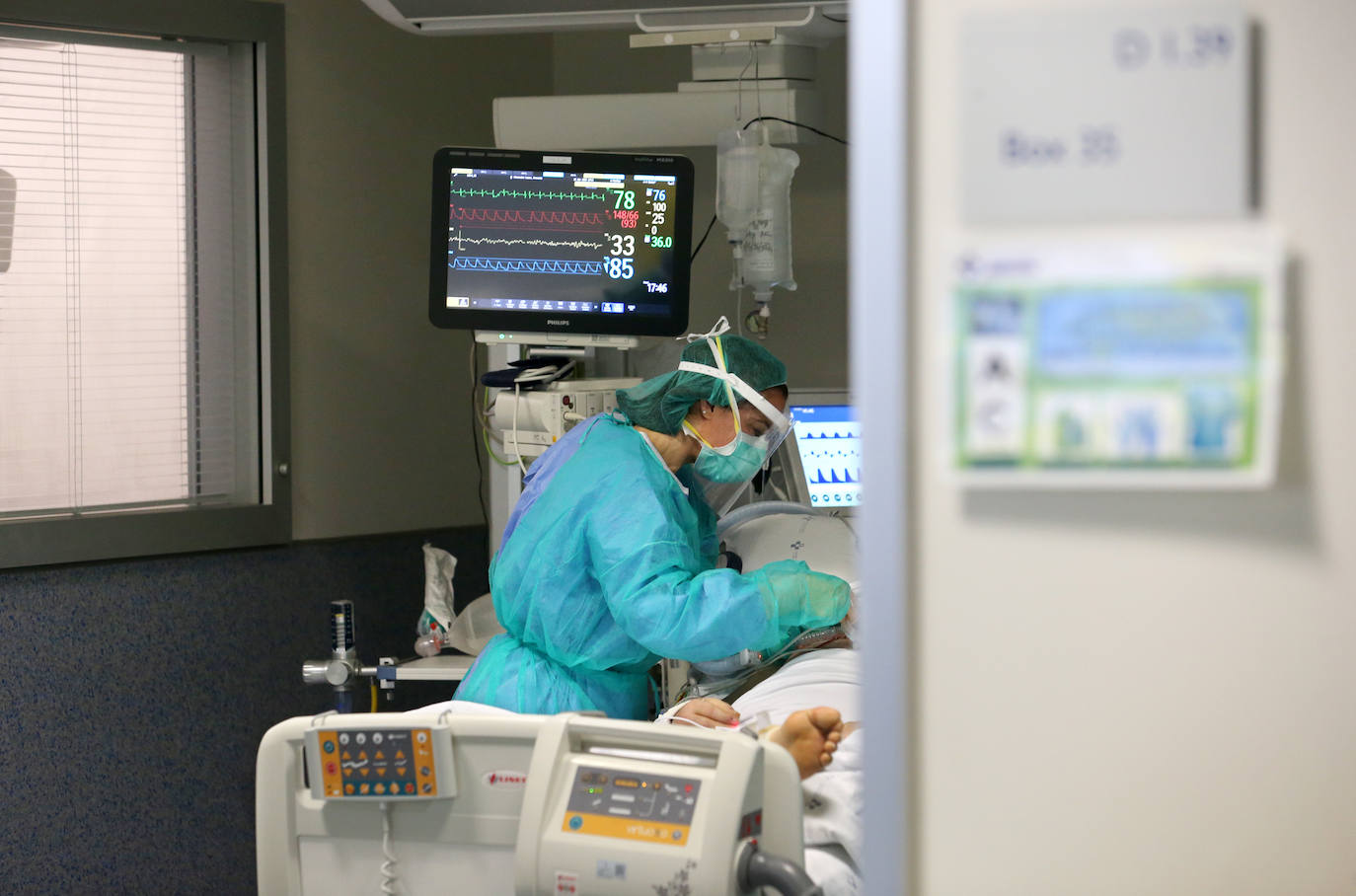 Los casos más graves de la pandemia del coronavirus en Asturias recaen sobre sus espaldas. Son los profesionales la Unidad de Cuidados Intensivos (UCI) del Hospital Universitario Central de Asturias. Ellos viven en directo las historias más dramáticas que deja el COVID-19 en la región pero también los casos más esperanzadores. Porque son muchos quienes, pese a las situaciones más delicadas, vencen al virus y salen de la unidad entre aplausos. EL COMERCIO ha llevado su objetivo este escenario para conocer el intenso y heroico trabajo de sus profesionales. Así es su día a día.