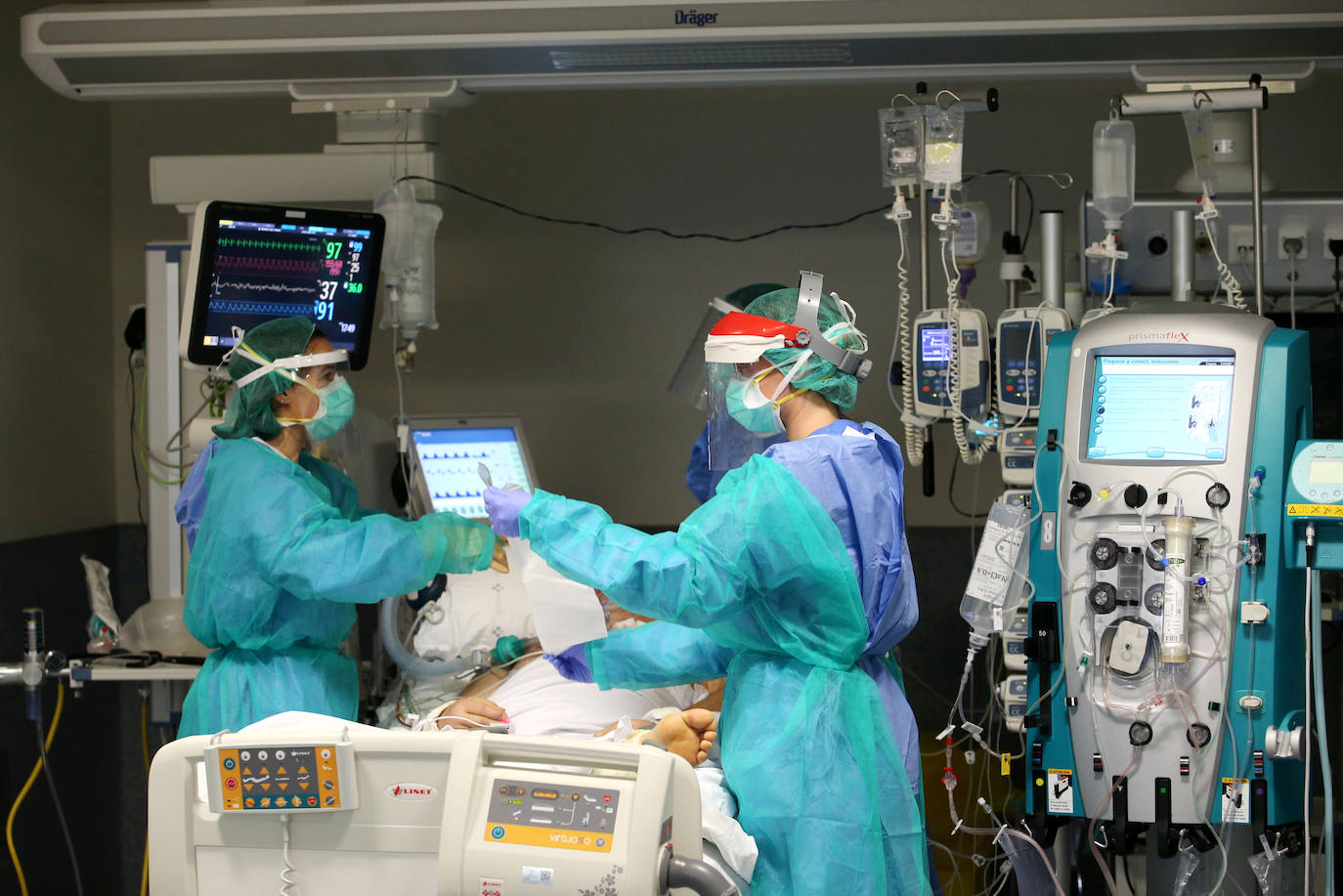 Los casos más graves de la pandemia del coronavirus en Asturias recaen sobre sus espaldas. Son los profesionales la Unidad de Cuidados Intensivos (UCI) del Hospital Universitario Central de Asturias. Ellos viven en directo las historias más dramáticas que deja el COVID-19 en la región pero también los casos más esperanzadores. Porque son muchos quienes, pese a las situaciones más delicadas, vencen al virus y salen de la unidad entre aplausos. EL COMERCIO ha llevado su objetivo este escenario para conocer el intenso y heroico trabajo de sus profesionales. Así es su día a día.