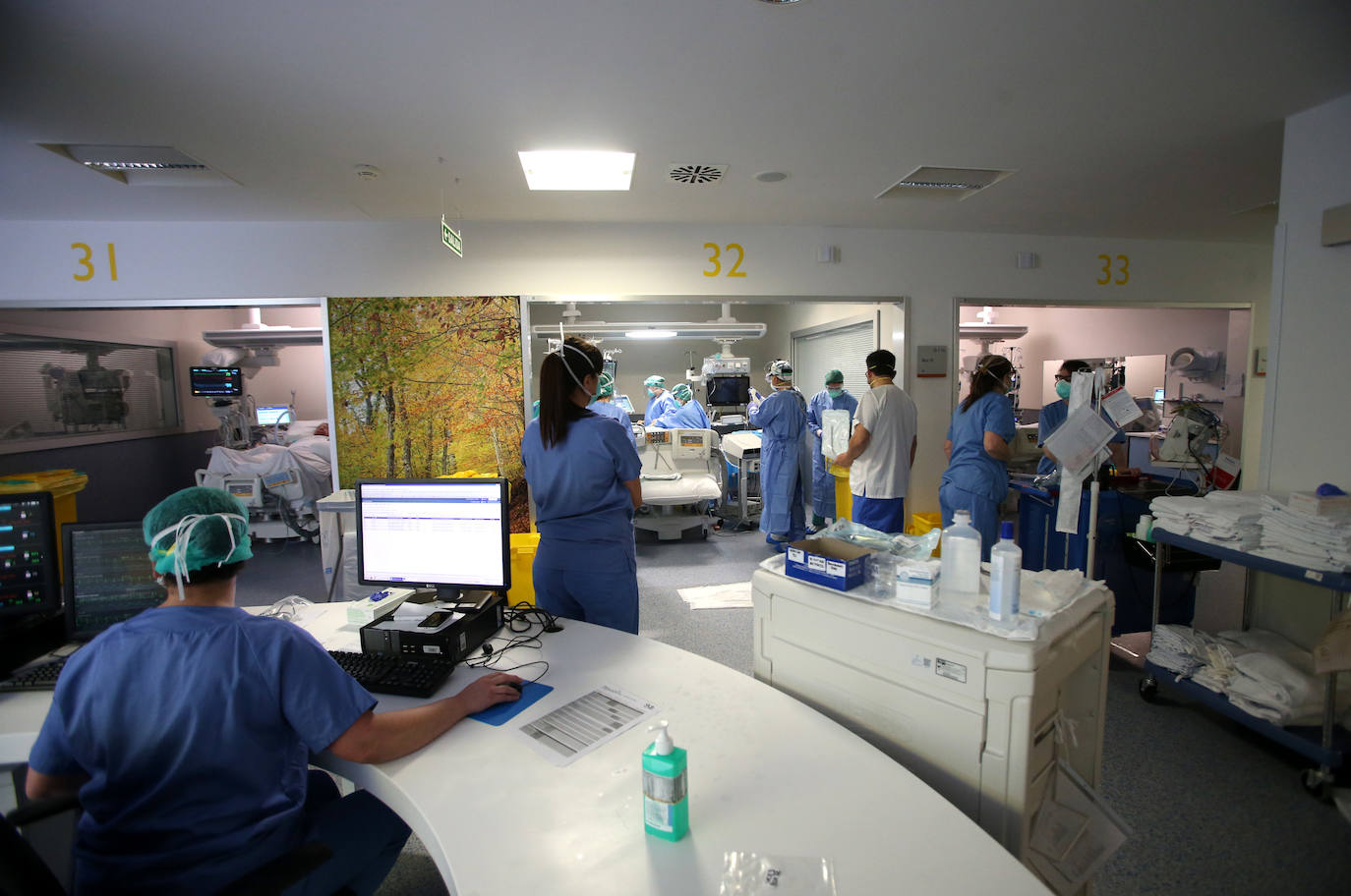 Los casos más graves de la pandemia del coronavirus en Asturias recaen sobre sus espaldas. Son los profesionales la Unidad de Cuidados Intensivos (UCI) del Hospital Universitario Central de Asturias. Ellos viven en directo las historias más dramáticas que deja el COVID-19 en la región pero también los casos más esperanzadores. Porque son muchos quienes, pese a las situaciones más delicadas, vencen al virus y salen de la unidad entre aplausos. EL COMERCIO ha llevado su objetivo este escenario para conocer el intenso y heroico trabajo de sus profesionales. Así es su día a día.