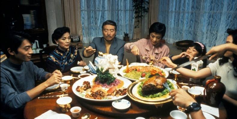 La cocina tradicional china es la base que sustenta 'Comer, beber, amar' (1995), una película protagonizada por un cocinero y sus tres hijas solteras. 