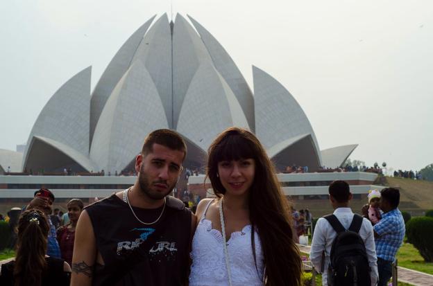 Carlos y Margarita, en el Templo del Loto, en Delhi.