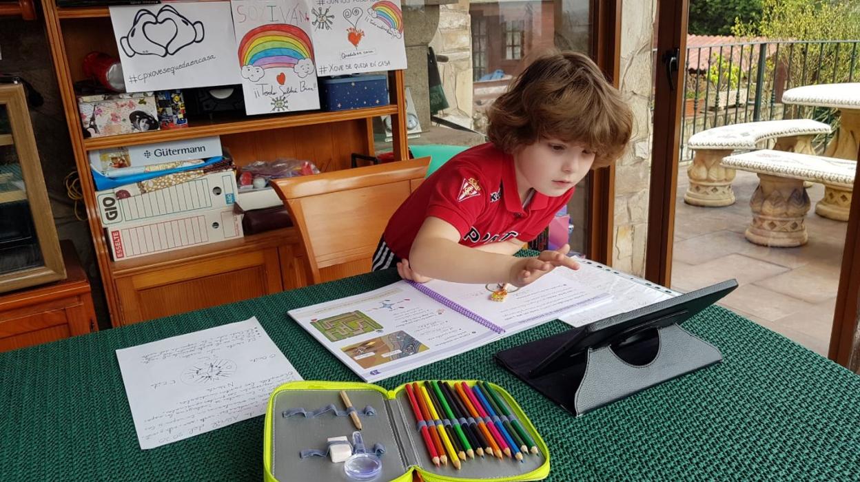 Iván Bartolomé, alumno de primero de Primaria del colegio público Xove de Gijón, estudia en casa. 