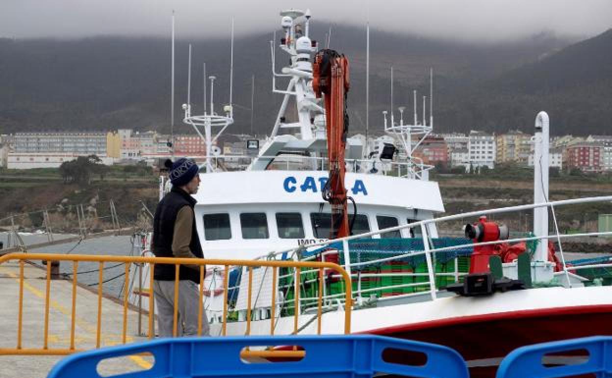 El barco retenido en aguas de Burela. 