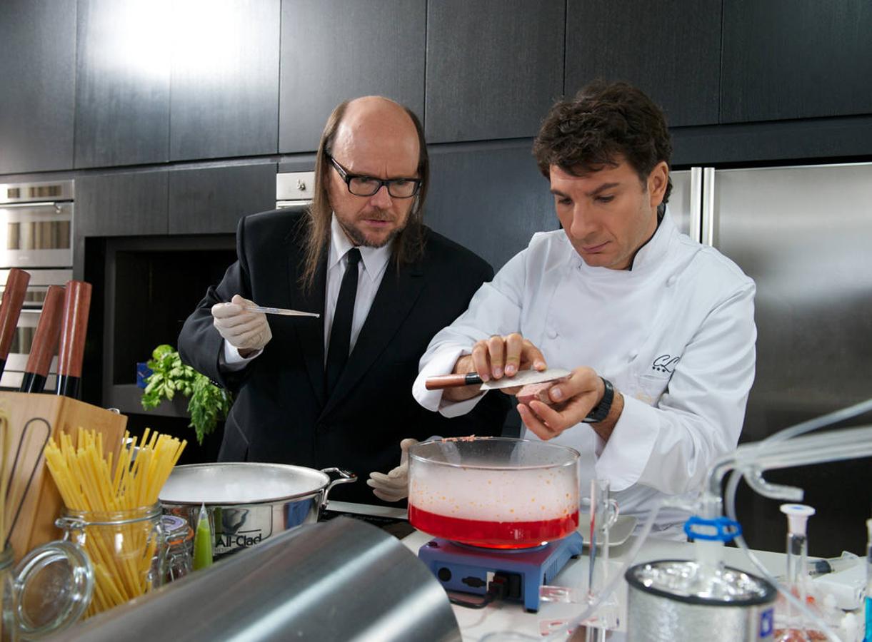 Un chef con experiencia ve cómo su nuevo jefe quiere reemplazarle, aunque eso suponga perder una estrella Michelin. En 'El chef, la receta de la felicidad' (2012) aparece Santiago Segura.