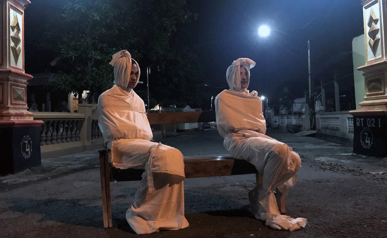 En Indonesia, los 'pocong' o fantasmas ayudan a disuadir a los ciudadanos el saltarse el confinamiento