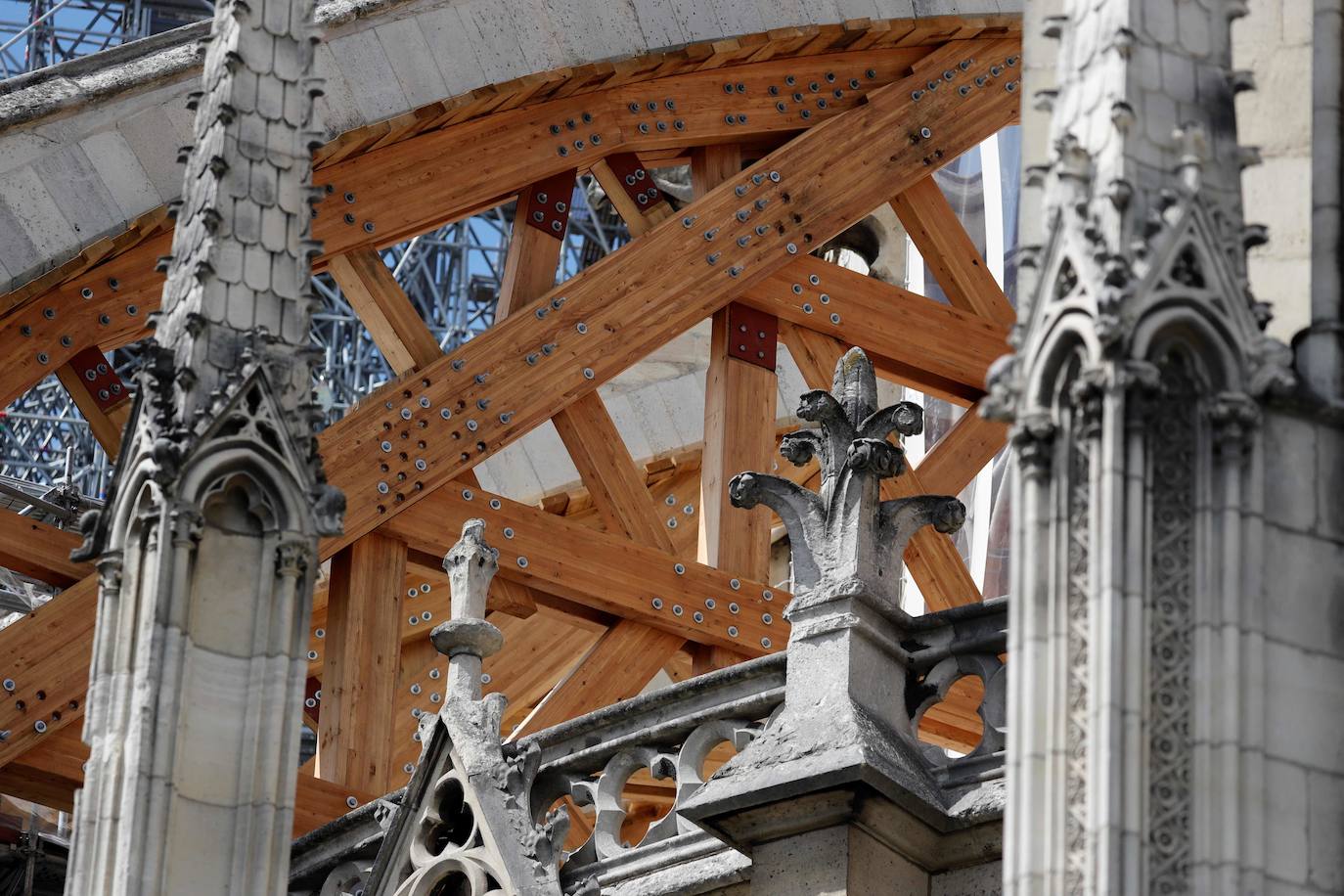 Ocho siglos de historia quedaron en suspenso cuando el 15 de abril de 2019 un incendio derribó la aguja de Notre Dame y su cubierta. Un año después, Francia persiste en su objetivo de reabrir la catedral en 2024, aunque el coronavirus mantenga paralizadas las obras. Las vallas que rodean el templo parisino, la grúa sin movimiento y los andamios que velan por su estructura son reflejo de aquella fatídica tarde, sobre la que la Justicia todavía no ha podido esclarecer el origen de las llamas. El avance de las pesquisas y de la restauración está determinado por la pandemia que ha puesto en hibernación al mundo. Aunque la investigación judicial prosigue en manos de la Brigada Criminal, el análisis técnico se vio frenado cuando este 16 de marzo las obras se suspendieron hasta nueva orden por precaución sanitaria.