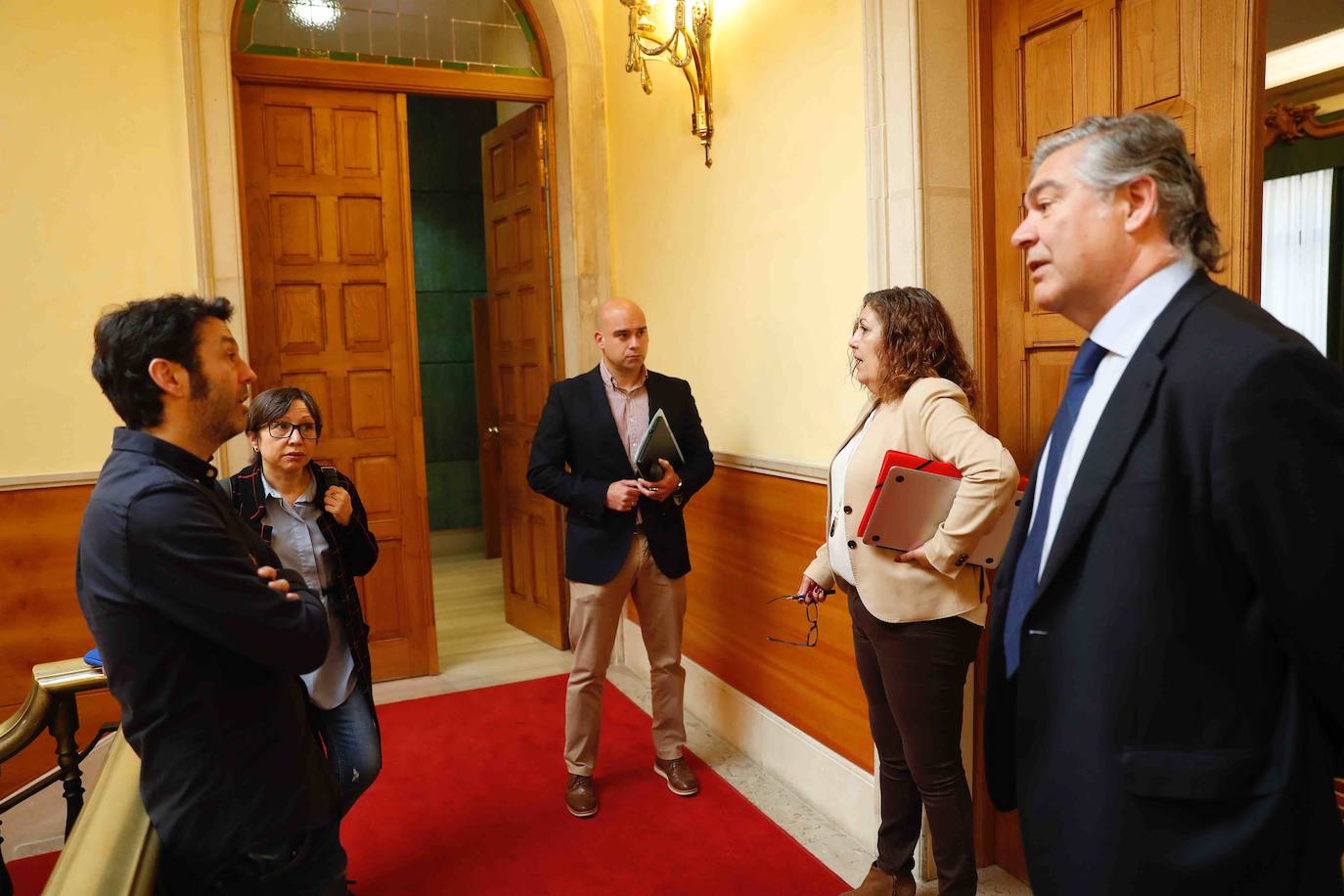 El Pleno apoya promover la Universidad Laboral como Patrimonio de la Humanidad. La declaración institucional del Ayuntamiento con motivo del Día de la Mujer sale adelante con la abstención de Vox.
