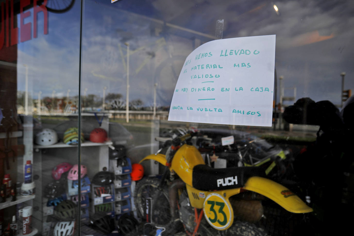 La actividad en las calles asturianas se mantiene al límite, con salidas únicas para los trabajos, compras o asistencias sanitarias. Los agentes policiales continúan con el control de la circulación.