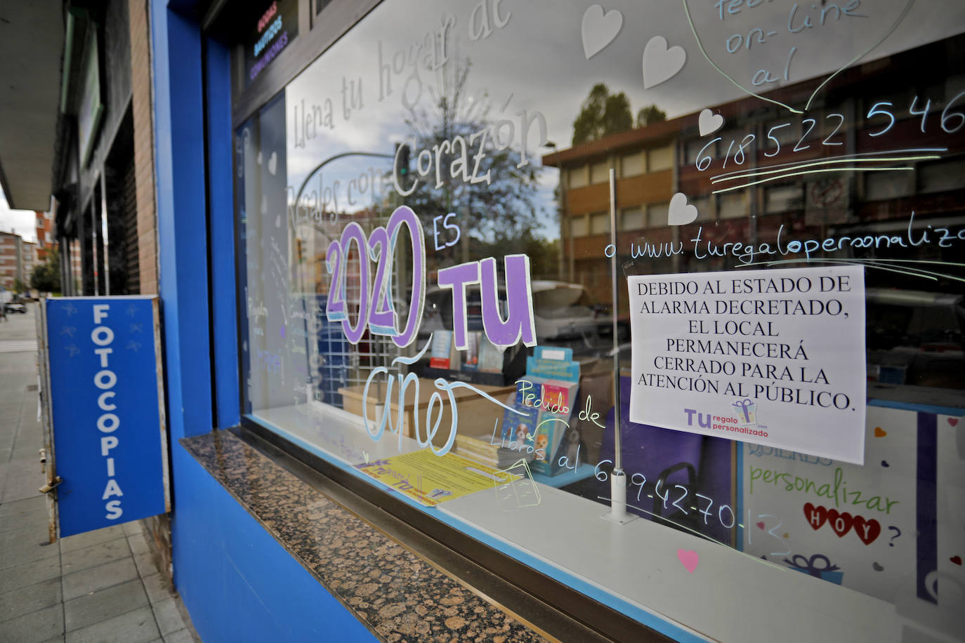 La actividad en las calles asturianas se mantiene al límite, con salidas únicas para los trabajos, compras o asistencias sanitarias. Los agentes policiales continúan con el control de la circulación.