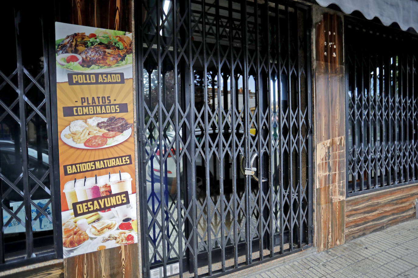 La actividad en las calles asturianas se mantiene al límite, con salidas únicas para los trabajos, compras o asistencias sanitarias. Los agentes policiales continúan con el control de la circulación.