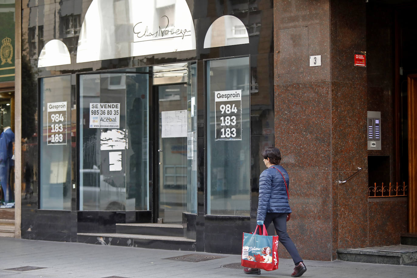 La actividad en las calles asturianas se mantiene al límite, con salidas únicas para los trabajos, compras o asistencias sanitarias. Los agentes policiales continúan con el control de la circulación.