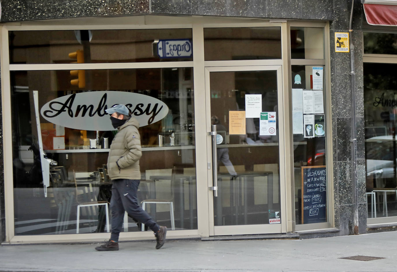 La actividad en las calles asturianas se mantiene al límite, con salidas únicas para los trabajos, compras o asistencias sanitarias. Los agentes policiales continúan con el control de la circulación.