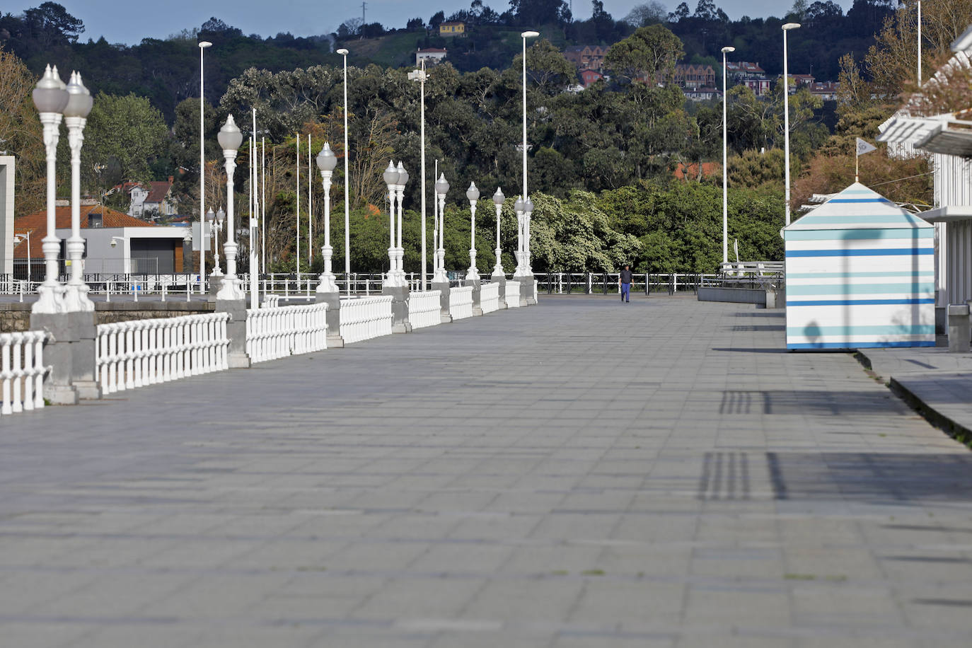 La actividad en las calles asturianas se mantiene al límite, con salidas únicas para los trabajos, compras o asistencias sanitarias. Los agentes policiales continúan con el control de la circulación.