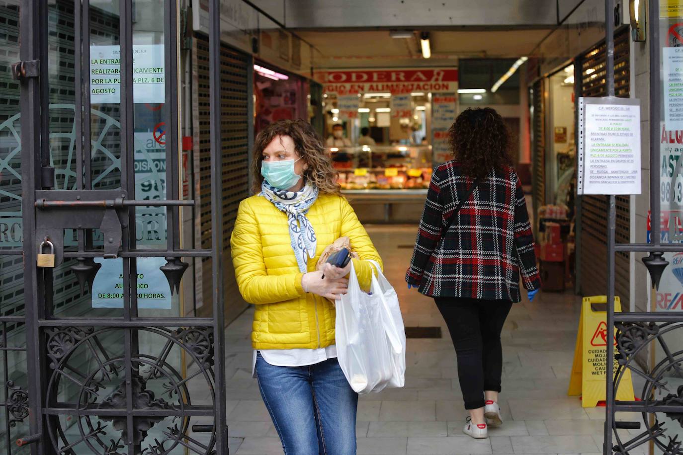 La actividad en las calles asturianas se mantiene al límite, con salidas únicas para los trabajos, compras o asistencias sanitarias. Los agentes policiales continúan con el control de la circulación.
