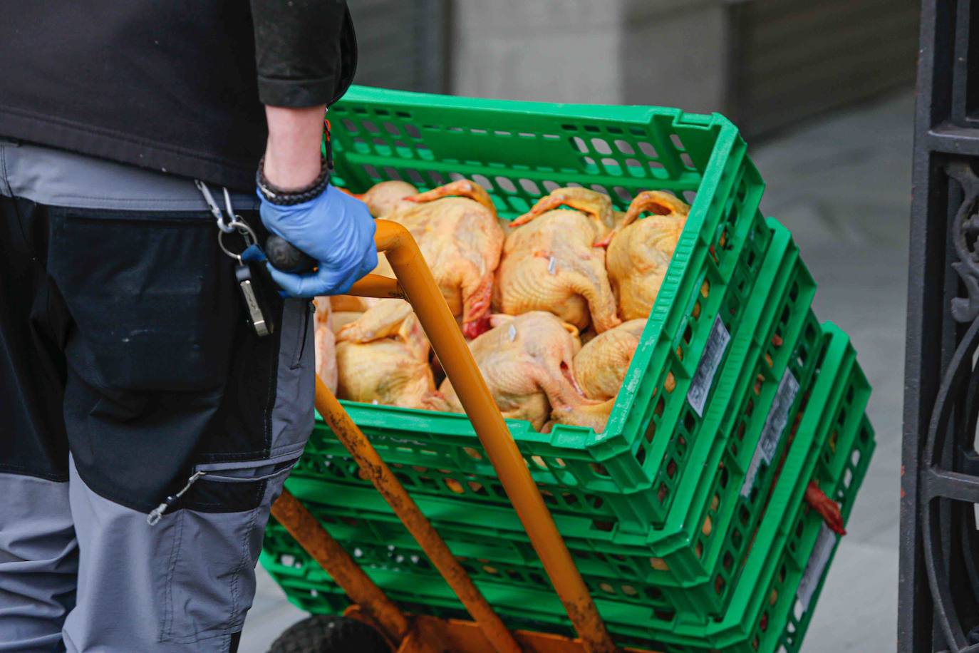 La actividad en las calles asturianas se mantiene al límite, con salidas únicas para los trabajos, compras o asistencias sanitarias. Los agentes policiales continúan con el control de la circulación.