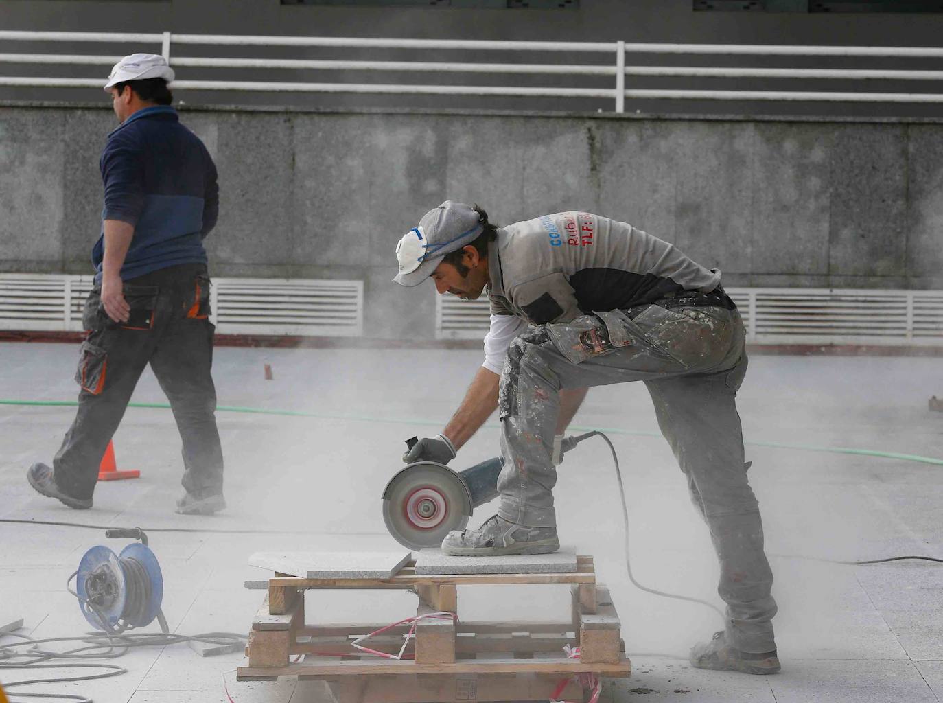 La actividad en las calles asturianas se mantiene al límite, con salidas únicas para los trabajos, compras o asistencias sanitarias. Los agentes policiales continúan con el control de la circulación.
