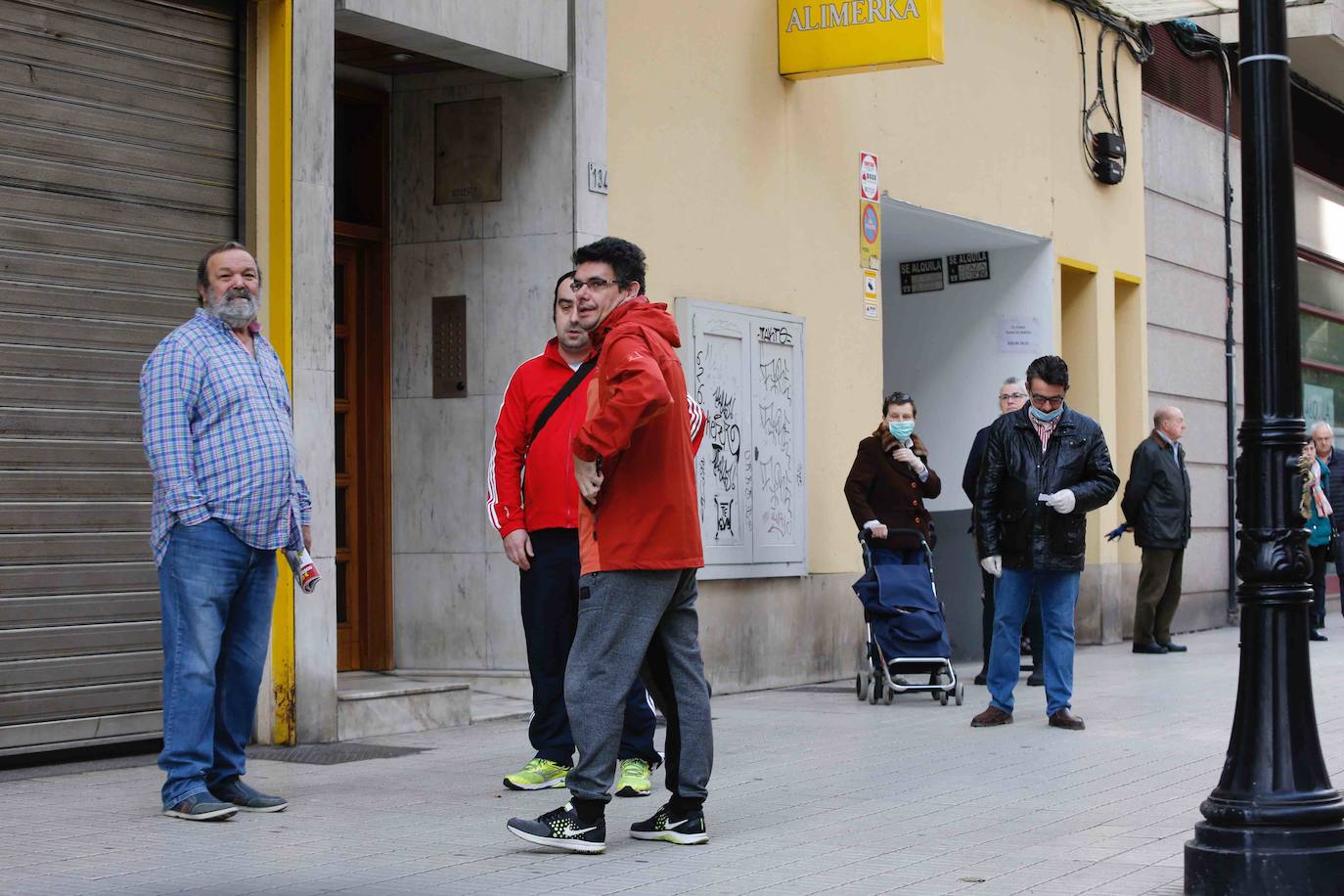 La actividad en las calles asturianas se mantiene al límite, con salidas únicas para los trabajos, compras o asistencias sanitarias. Los agentes policiales continúan con el control de la circulación.