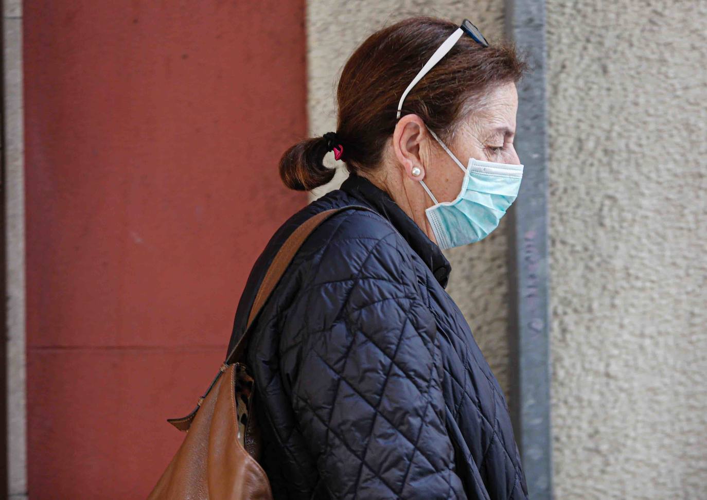 La actividad en las calles asturianas se mantiene al límite, con salidas únicas para los trabajos, compras o asistencias sanitarias. Los agentes policiales continúan con el control de la circulación.
