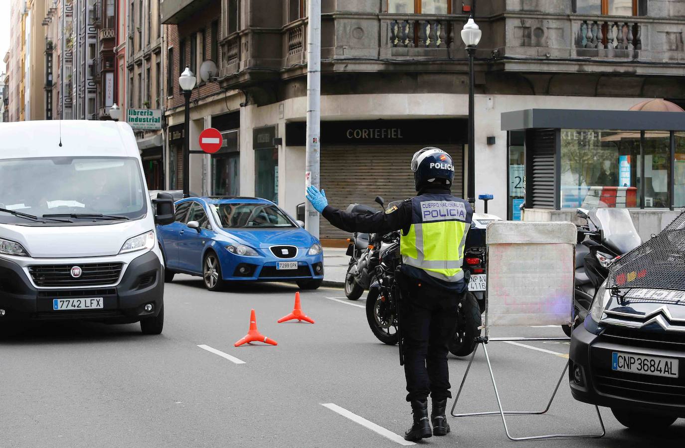 La actividad en las calles asturianas se mantiene al límite, con salidas únicas para los trabajos, compras o asistencias sanitarias. Los agentes policiales continúan con el control de la circulación.
