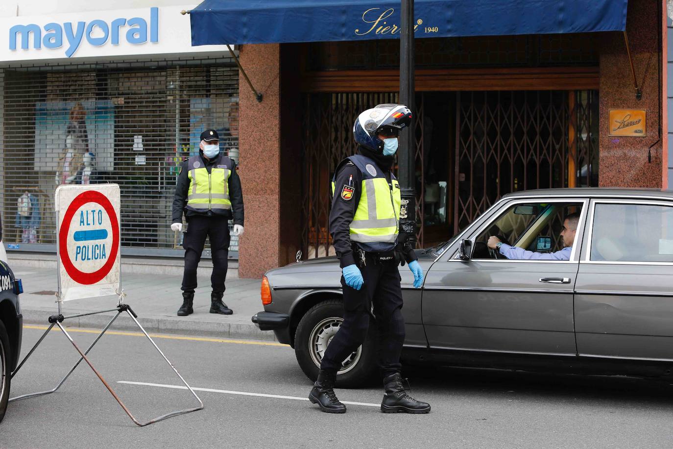La actividad en las calles asturianas se mantiene al límite, con salidas únicas para los trabajos, compras o asistencias sanitarias. Los agentes policiales continúan con el control de la circulación.