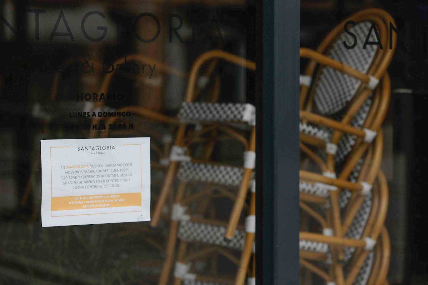 La actividad en las calles asturianas se mantiene al límite, con salidas únicas para los trabajos, compras o asistencias sanitarias. Los agentes policiales continúan con el control de la circulación.