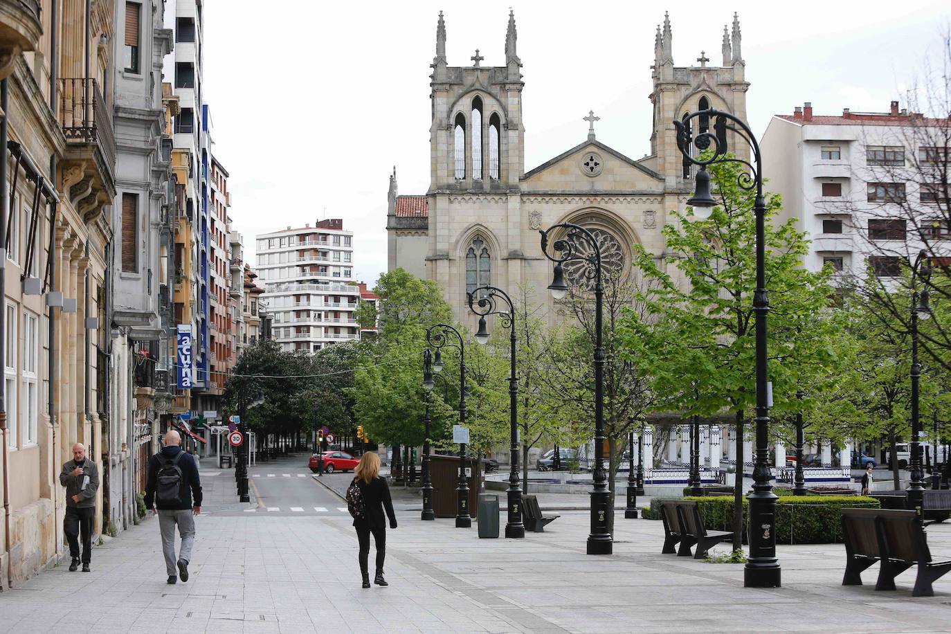La actividad en las calles asturianas se mantiene al límite, con salidas únicas para los trabajos, compras o asistencias sanitarias. Los agentes policiales continúan con el control de la circulación.
