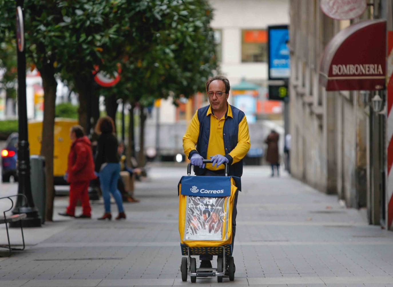 La actividad en las calles asturianas se mantiene al límite, con salidas únicas para los trabajos, compras o asistencias sanitarias. Los agentes policiales continúan con el control de la circulación.