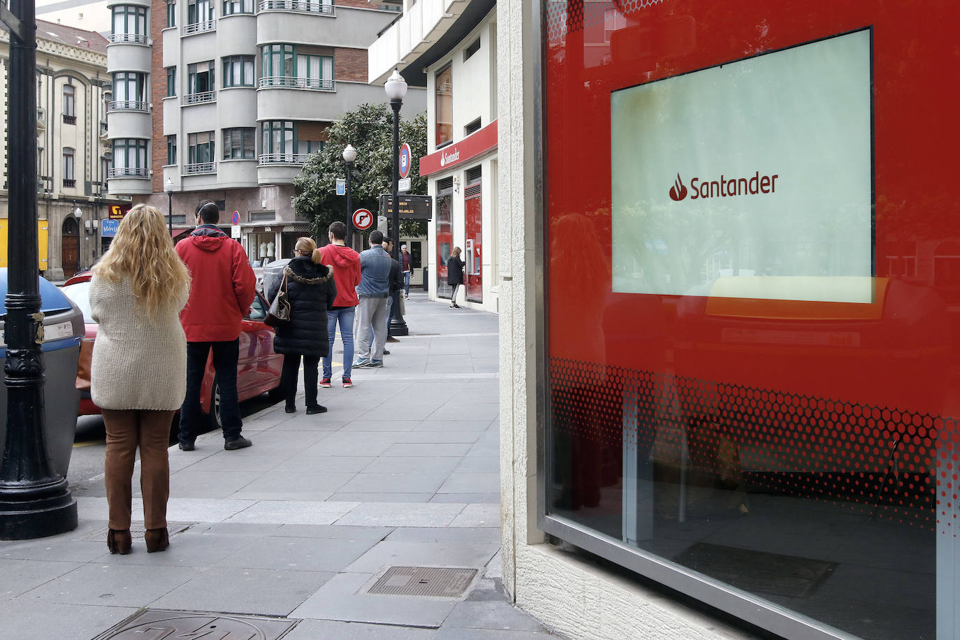 La actividad en las calles asturianas se mantiene al límite, con salidas únicas para los trabajos, compras o asistencias sanitarias. Los agentes policiales continúan con el control de la circulación.