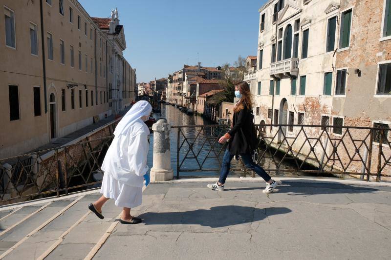 Las calles prácticamente vacías y los canales cristalinos ofrecieron las pasadas semanas una imagen desconocida de la turística ciudad italiana golpeada, como el resto del país, por la crisis del coronavirus. Todavía quedan mucho para que el bullicio de los turistas regrese a la ciudad pero desde el pasado 14 de marzo el Gobierno ha autorizado la apertura de algunos negocios. Una situación que permite a los venecianos ir recobrando la normalidad. 