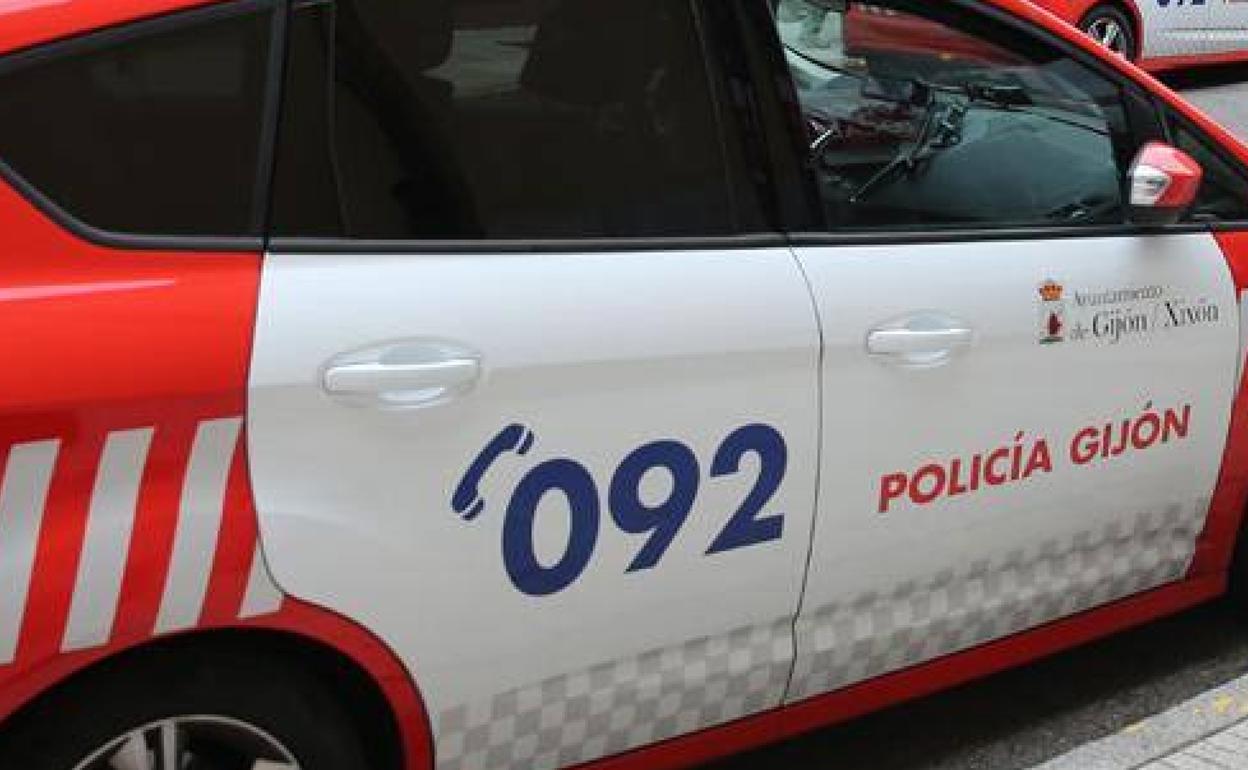 Coronavirus | Se salta el confinamiento en Gijón para tomar «unas copas» con unos amigos porque se aburría