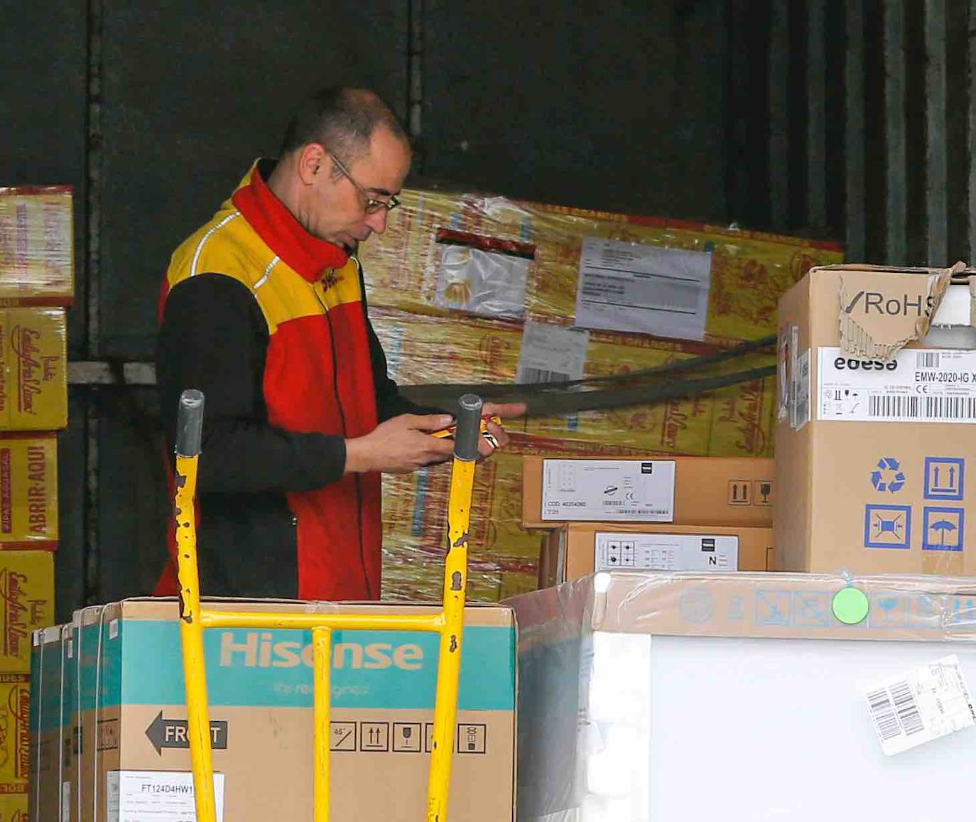 La actividad mínima esencial continua en todos los rincones de Asturias. Los asturianos salen para realizar compras de alimentos, pasear a sus mascotas o acudir a sus puestos de trabajo