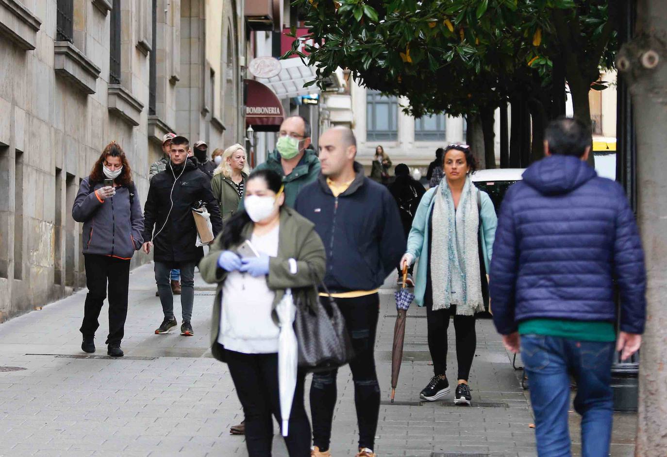 La actividad mínima esencial continua en todos los rincones de Asturias. Los asturianos salen para realizar compras de alimentos, pasear a sus mascotas o acudir a sus puestos de trabajo