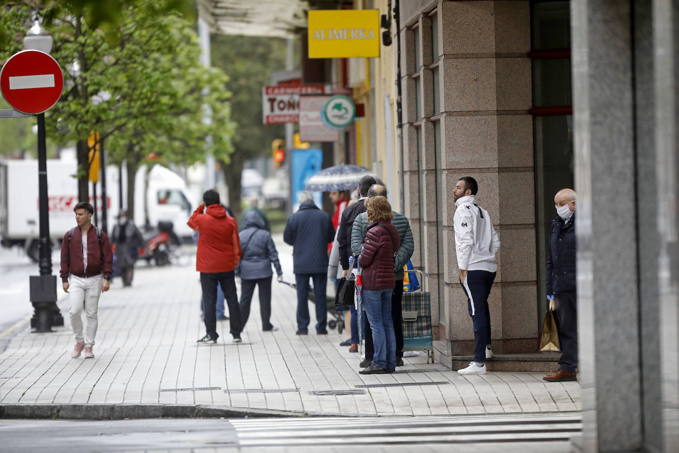 La actividad mínima esencial continua en todos los rincones de Asturias. Los asturianos salen para realizar compras de alimentos, pasear a sus mascotas o acudir a sus puestos de trabajo