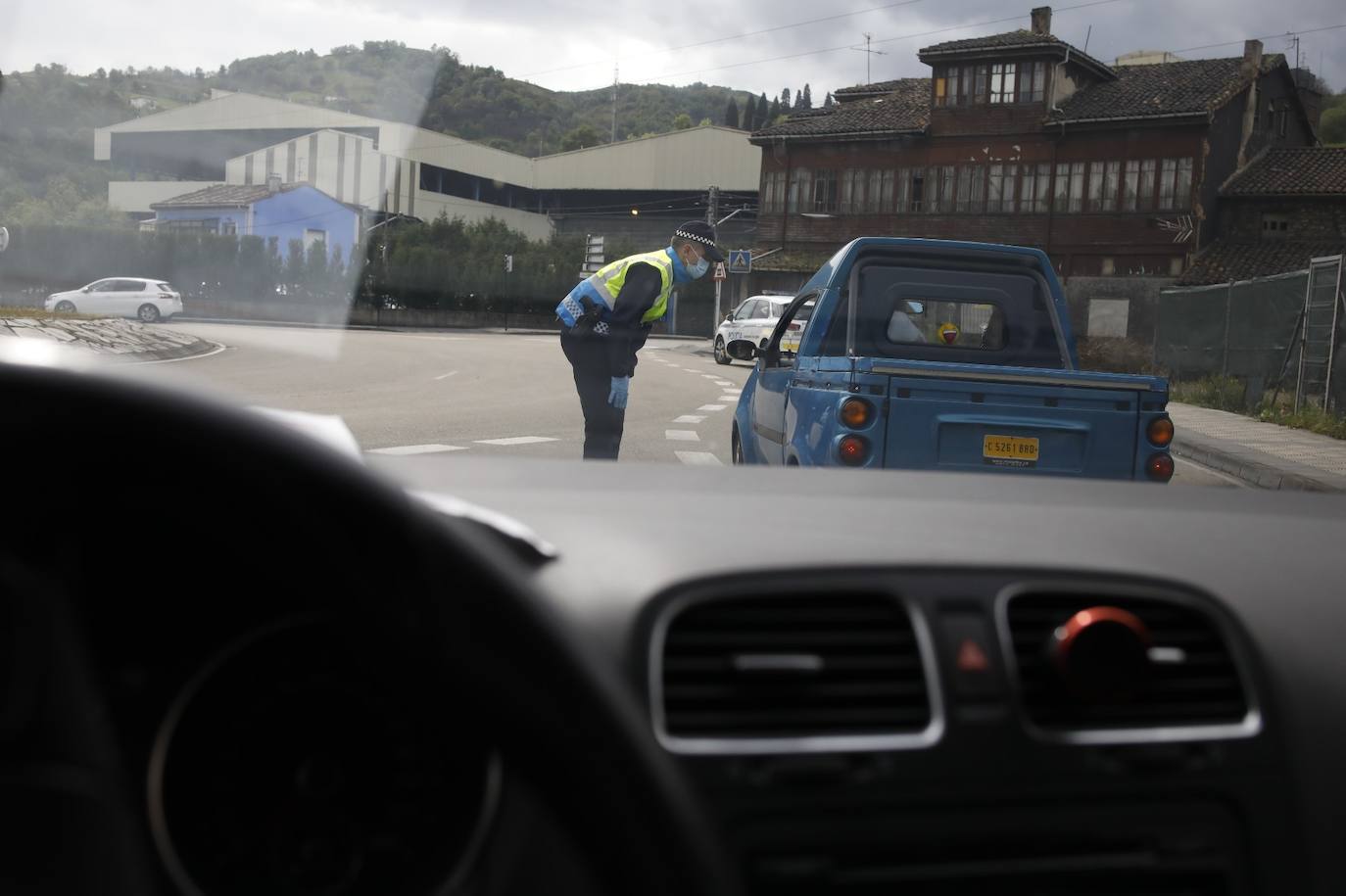 La actividad mínima esencial continua en todos los rincones de Asturias. Los asturianos salen para realizar compras de alimentos, pasear a sus mascotas o acudir a sus puestos de trabajo