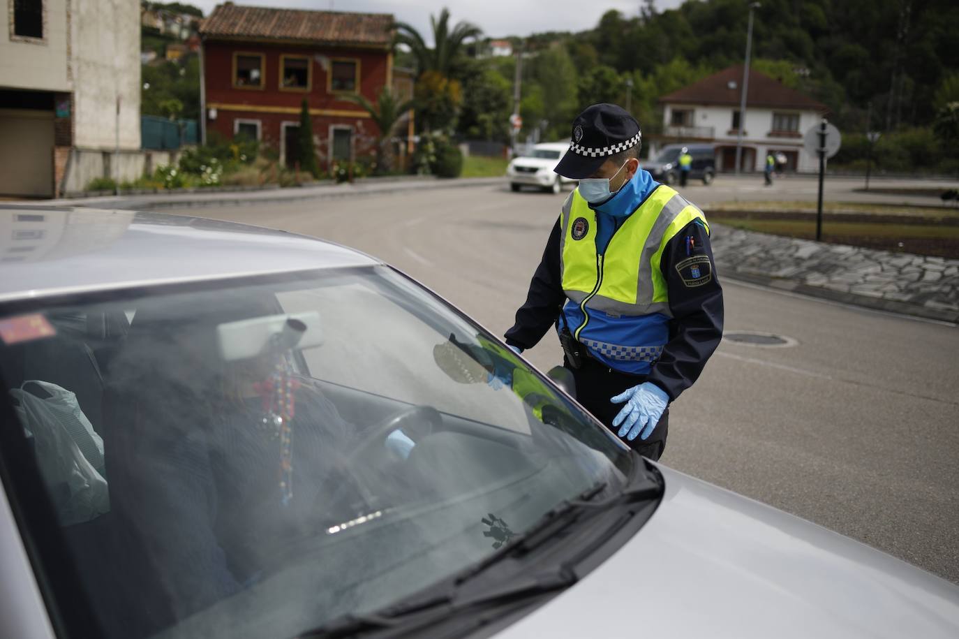 La actividad mínima esencial continua en todos los rincones de Asturias. Los asturianos salen para realizar compras de alimentos, pasear a sus mascotas o acudir a sus puestos de trabajo