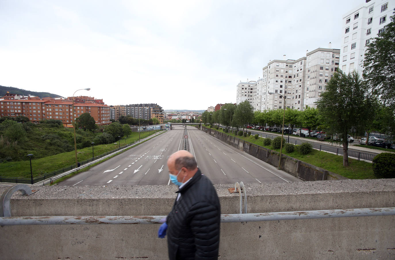 La actividad mínima esencial continua en todos los rincones de Asturias. Los asturianos salen para realizar compras de alimentos, pasear a sus mascotas o acudir a sus puestos de trabajo