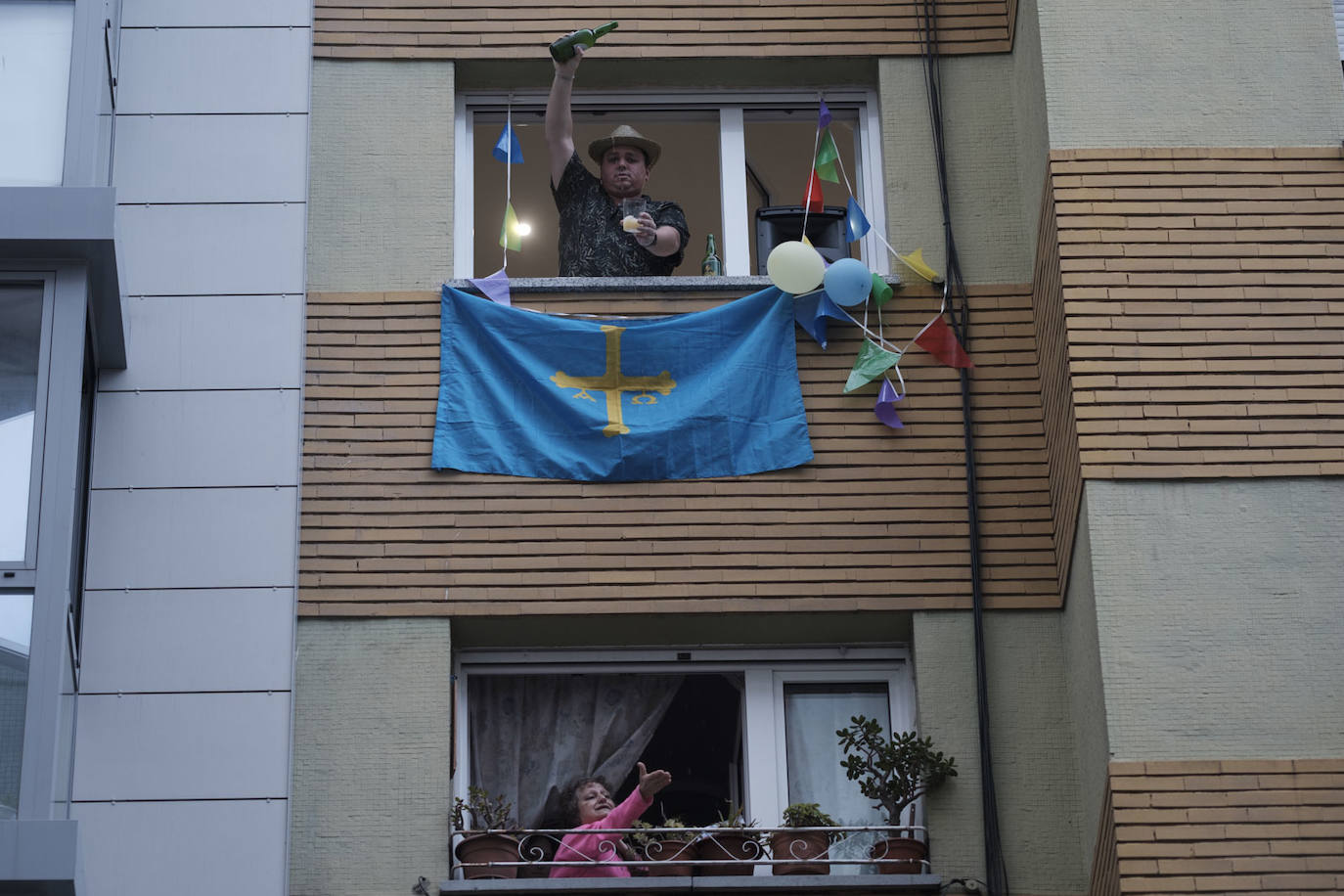 Oviedo y Gijón celebraron este viernes un multitudinario escanciado, en donde no solo hubo sidra. En esta 'fiesta' tampoco faltó la música y unos balcones engalanados para la ocasión.