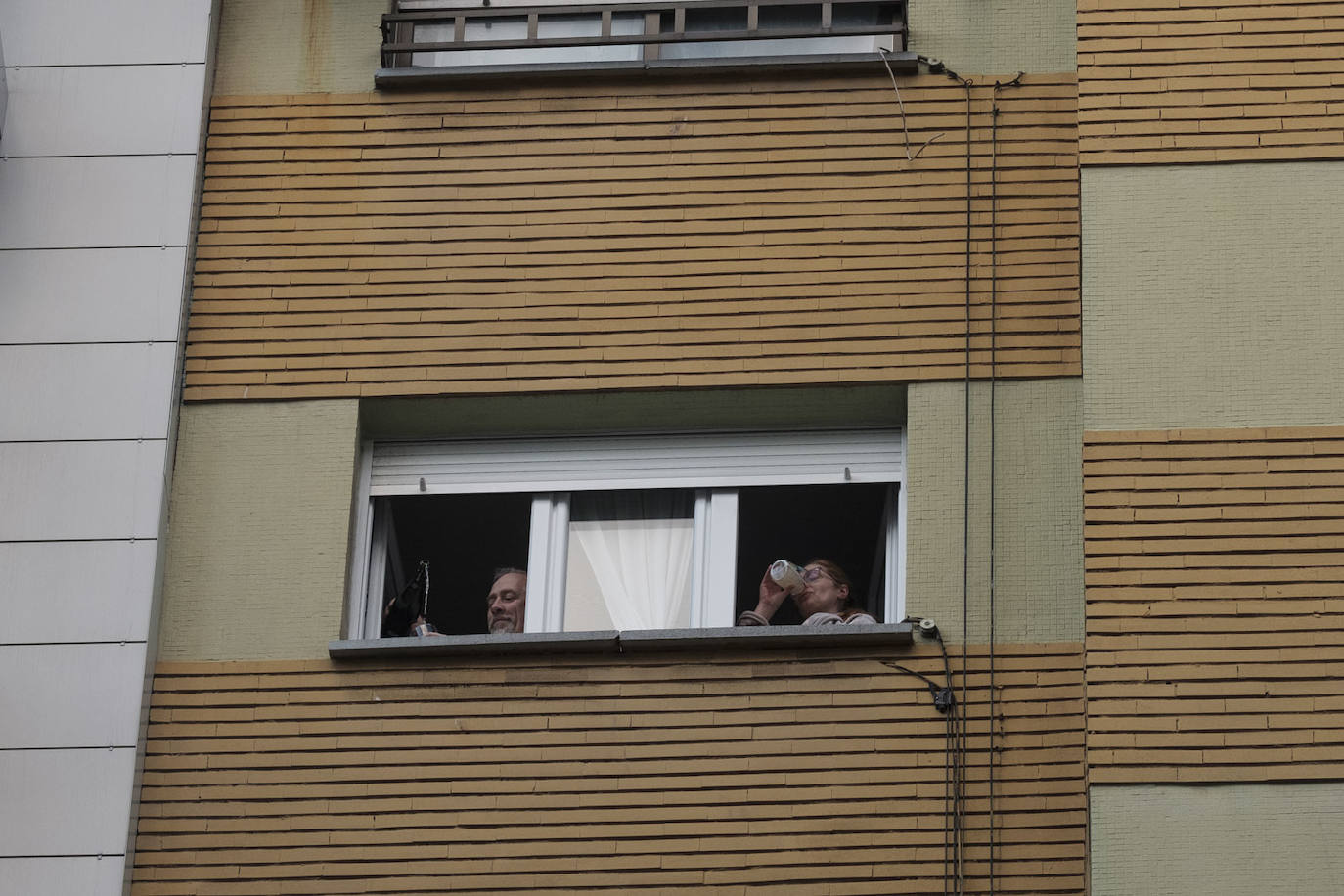 Oviedo y Gijón celebraron este viernes un multitudinario escanciado, en donde no solo hubo sidra. En esta 'fiesta' tampoco faltó la música y unos balcones engalanados para la ocasión.