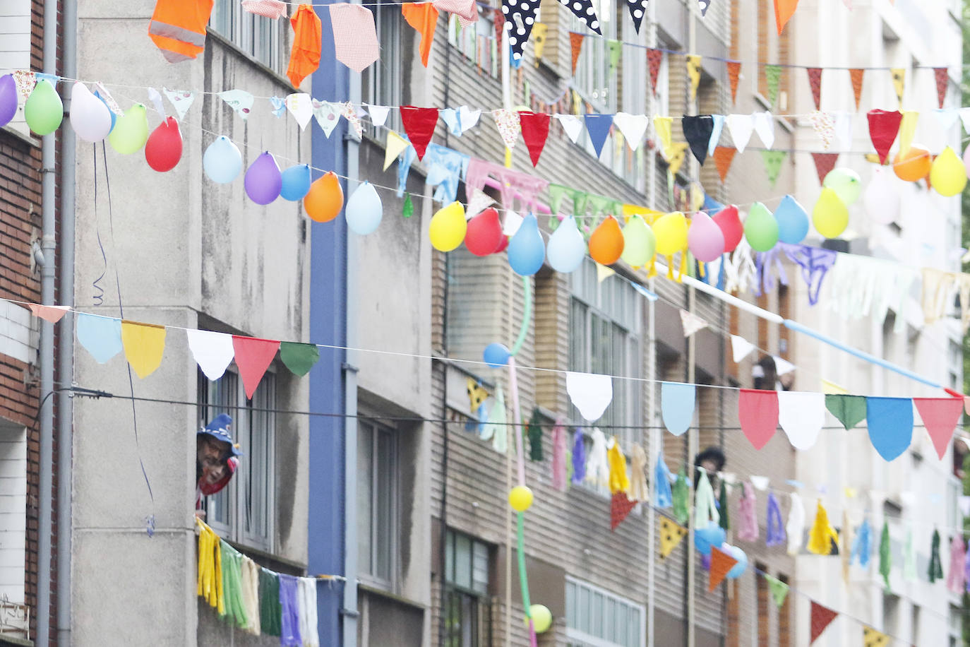 Oviedo y Gijón celebraron este viernes un multitudinario escanciado, en donde no solo hubo sidra. En esta 'fiesta' tampoco faltó la música y unos balcones engalanados para la ocasión.