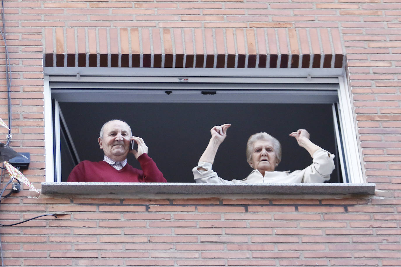 Oviedo y Gijón celebraron este viernes un multitudinario escanciado, en donde no solo hubo sidra. En esta 'fiesta' tampoco faltó la música y unos balcones engalanados para la ocasión.