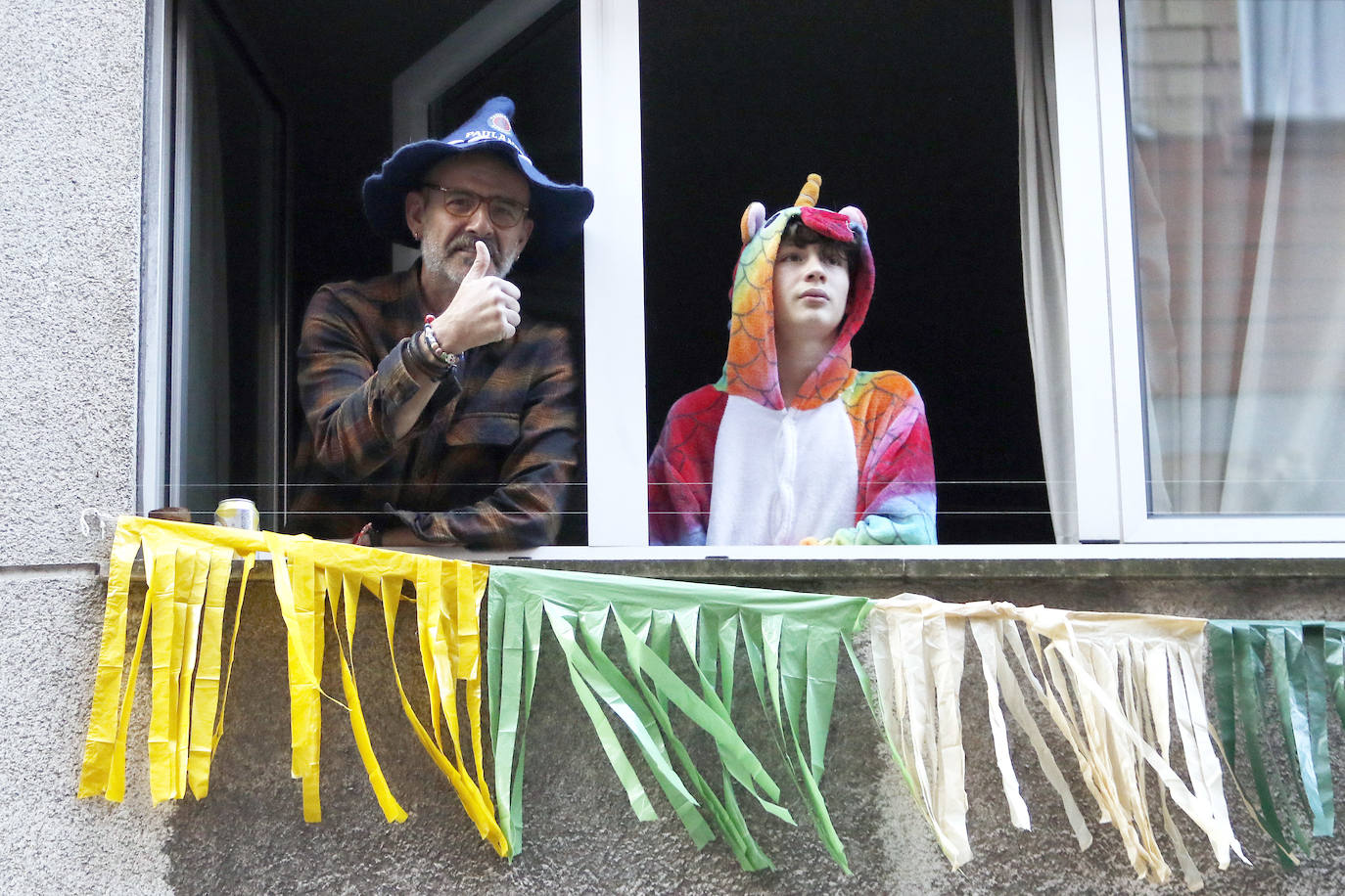 Oviedo y Gijón celebraron este viernes un multitudinario escanciado, en donde no solo hubo sidra. En esta 'fiesta' tampoco faltó la música y unos balcones engalanados para la ocasión.