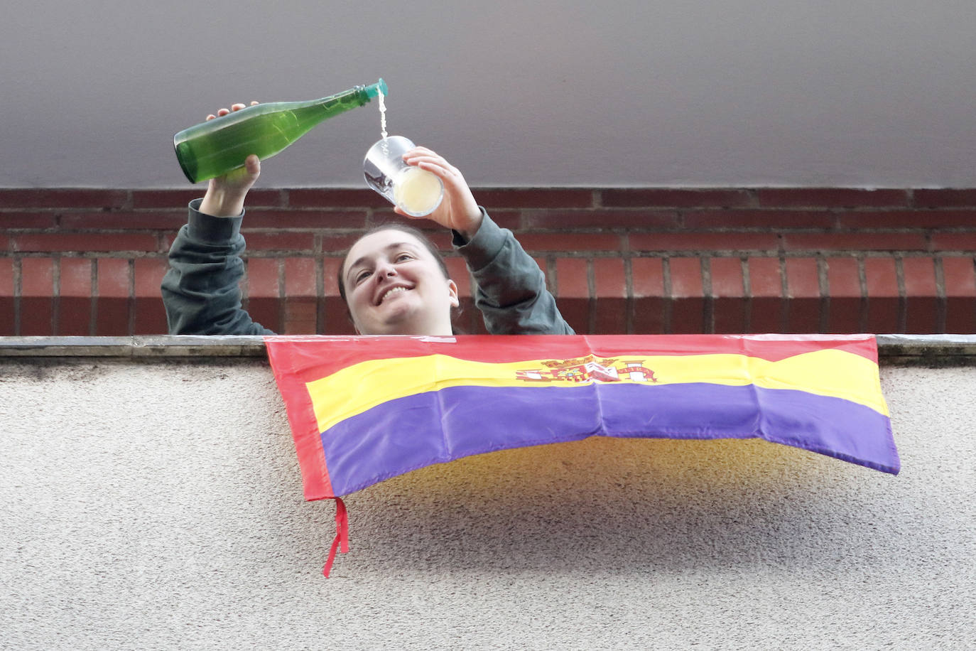 Oviedo y Gijón celebraron este viernes un multitudinario escanciado, en donde no solo hubo sidra. En esta 'fiesta' tampoco faltó la música y unos balcones engalanados para la ocasión.