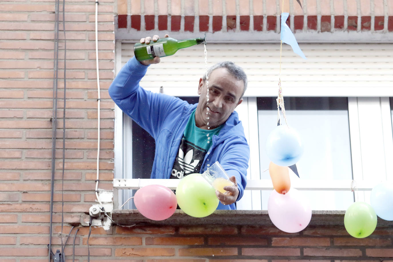 Oviedo y Gijón celebraron este viernes un multitudinario escanciado, en donde no solo hubo sidra. En esta 'fiesta' tampoco faltó la música y unos balcones engalanados para la ocasión.