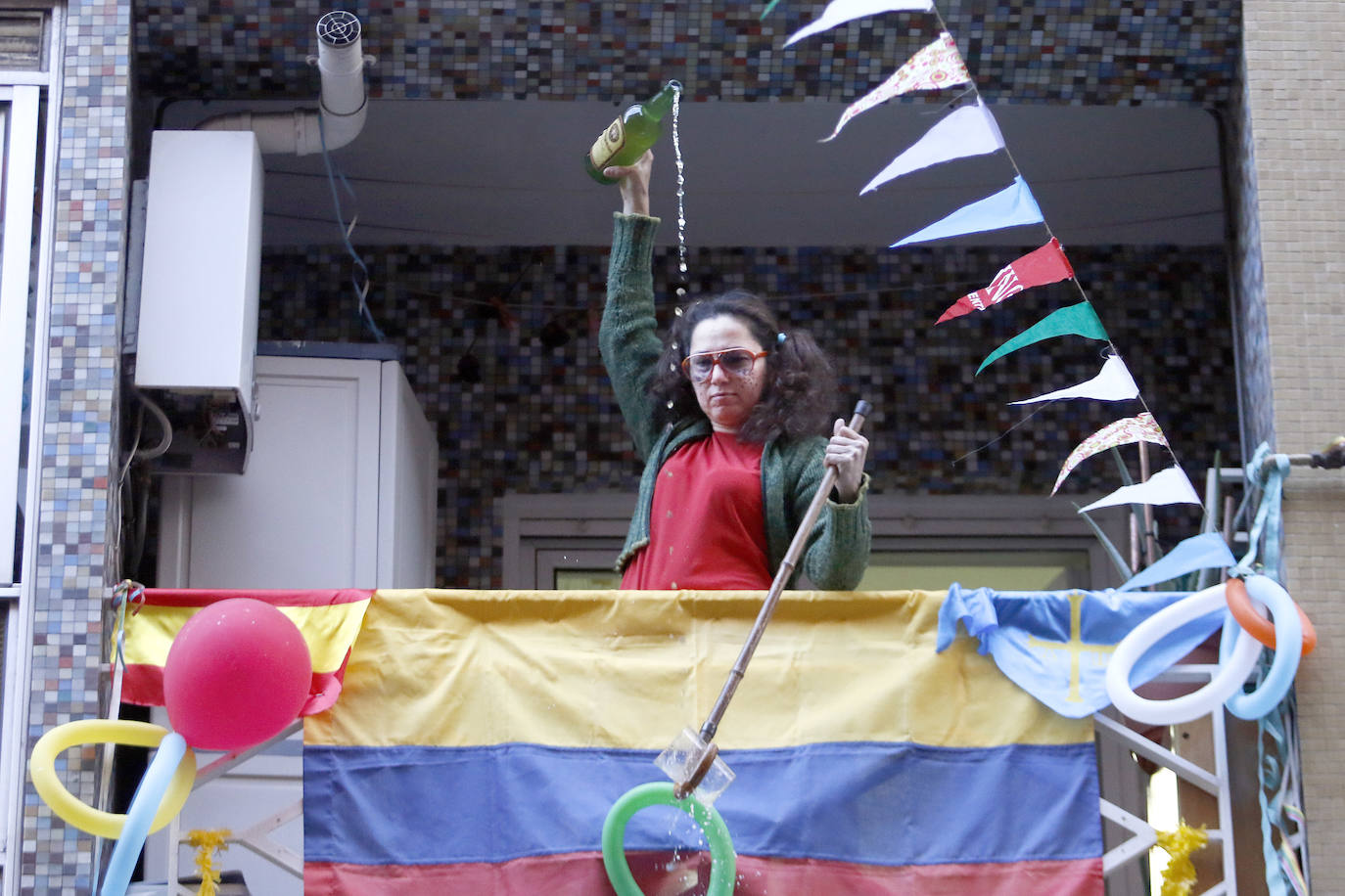 Oviedo y Gijón celebraron este viernes un multitudinario escanciado, en donde no solo hubo sidra. En esta 'fiesta' tampoco faltó la música y unos balcones engalanados para la ocasión.