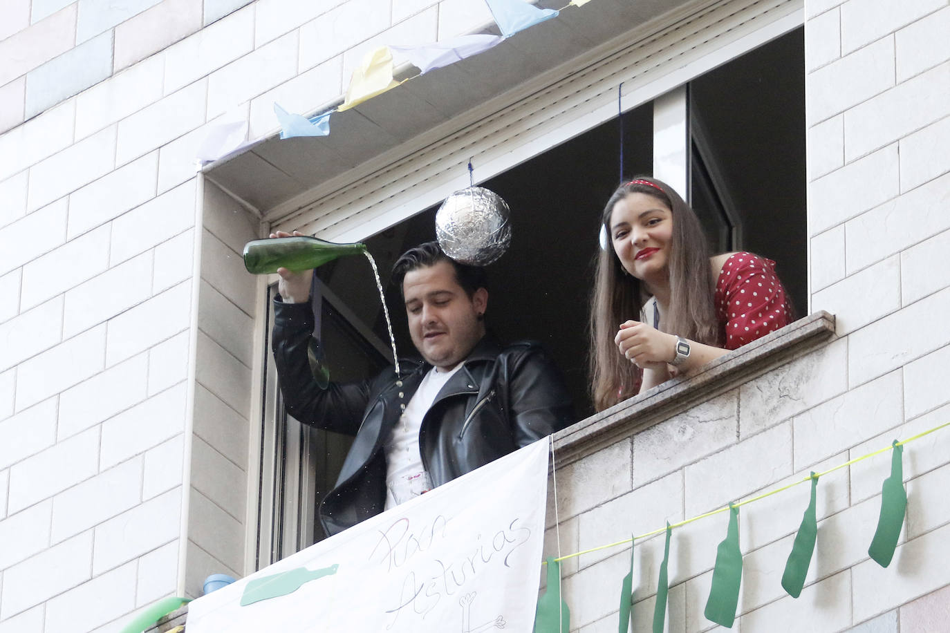 Oviedo y Gijón celebraron este viernes un multitudinario escanciado, en donde no solo hubo sidra. En esta 'fiesta' tampoco faltó la música y unos balcones engalanados para la ocasión.