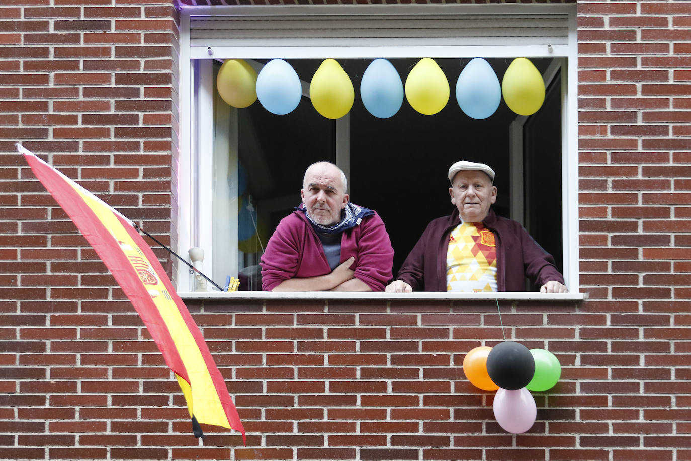 Oviedo y Gijón celebraron este viernes un multitudinario escanciado, en donde no solo hubo sidra. En esta 'fiesta' tampoco faltó la música y unos balcones engalanados para la ocasión.