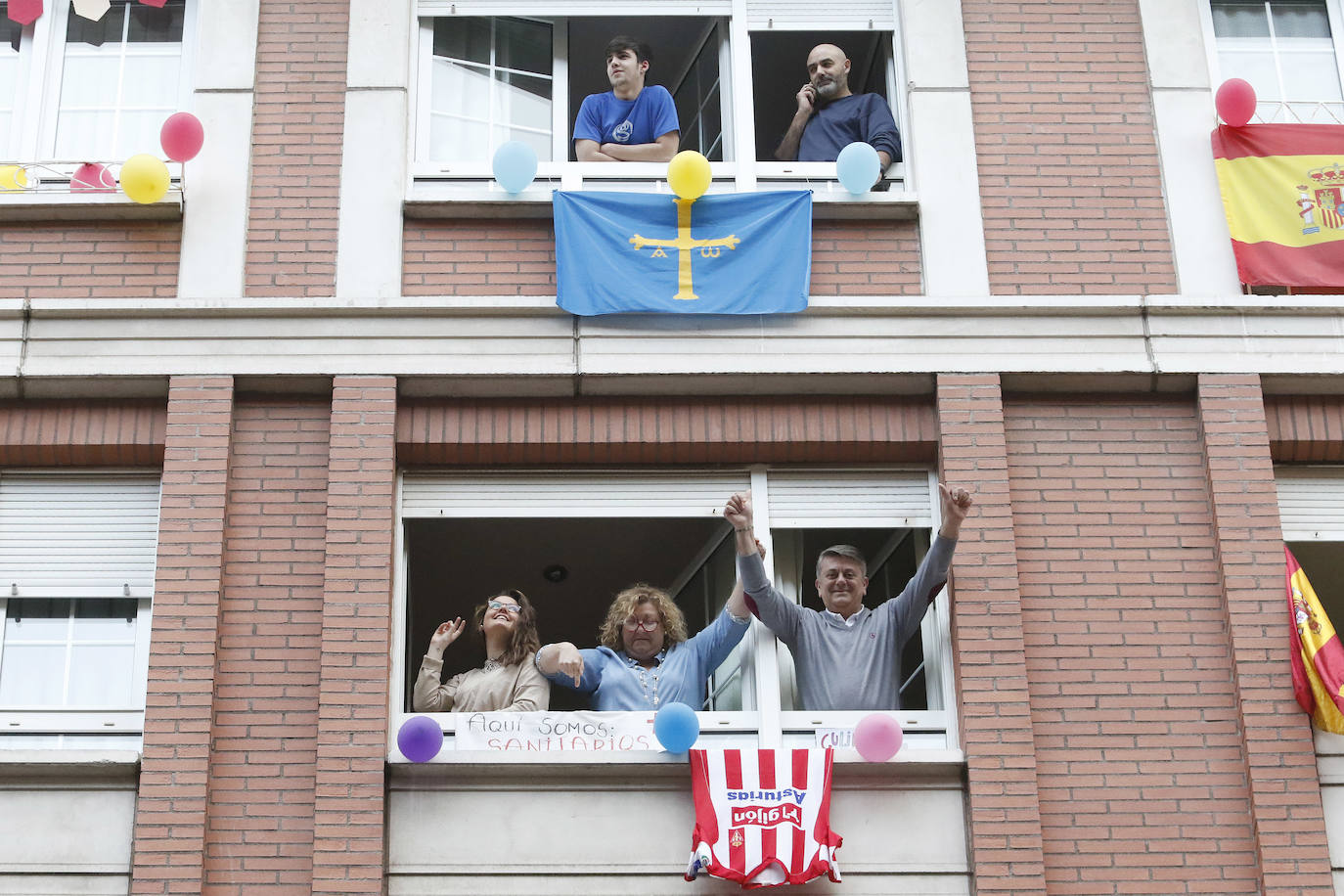 Oviedo y Gijón celebraron este viernes un multitudinario escanciado, en donde no solo hubo sidra. En esta 'fiesta' tampoco faltó la música y unos balcones engalanados para la ocasión.